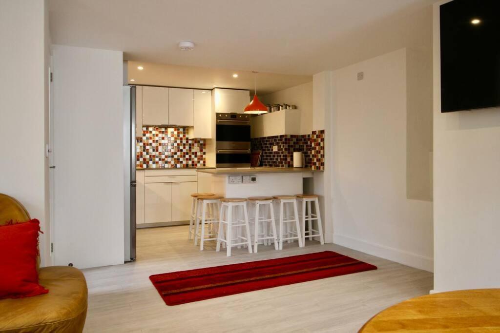 Vernon Place Town Centre, Vernon Cottage 3-Bed With Parking, 1A Vernon Court 2-Bed With Parking, 1B Studio No Parking, Off The High Street Next To Sandford Park Cheltenham Exterior photo