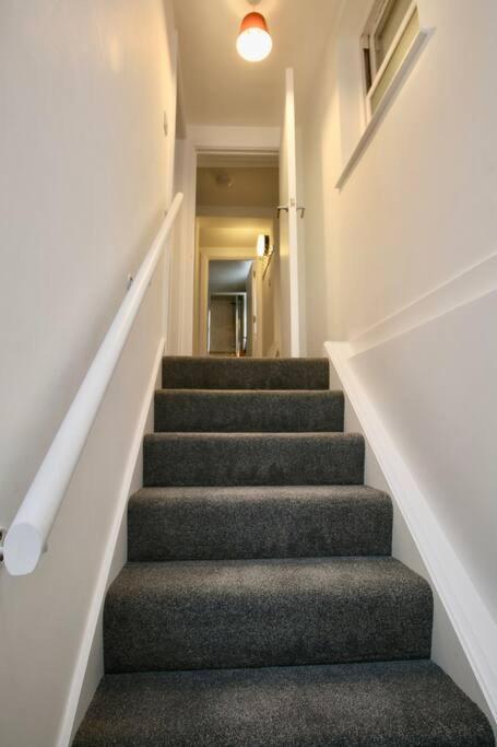 Vernon Place Town Centre, Vernon Cottage 3-Bed With Parking, 1A Vernon Court 2-Bed With Parking, 1B Studio No Parking, Off The High Street Next To Sandford Park Cheltenham Exterior photo