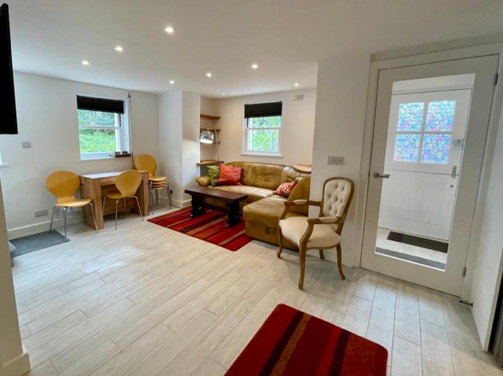 Vernon Place Town Centre, Vernon Cottage 3-Bed With Parking, 1A Vernon Court 2-Bed With Parking, 1B Studio No Parking, Off The High Street Next To Sandford Park Cheltenham Exterior photo