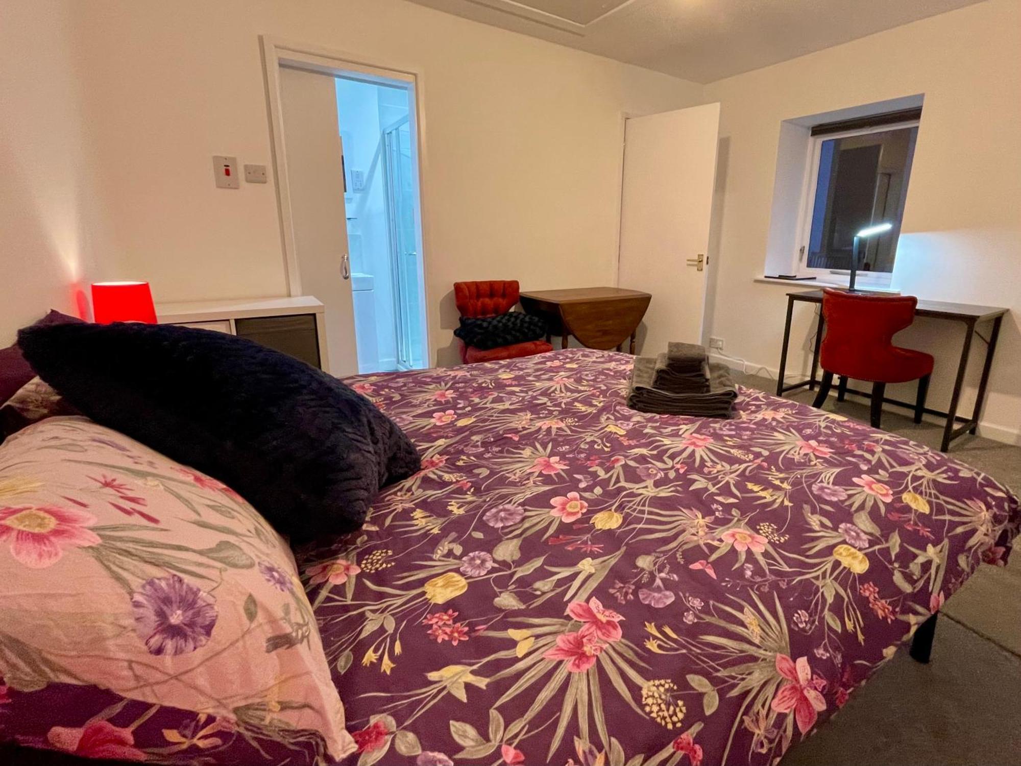 Vernon Place Town Centre, Vernon Cottage 3-Bed With Parking, 1A Vernon Court 2-Bed With Parking, 1B Studio No Parking, Off The High Street Next To Sandford Park Cheltenham Exterior photo
