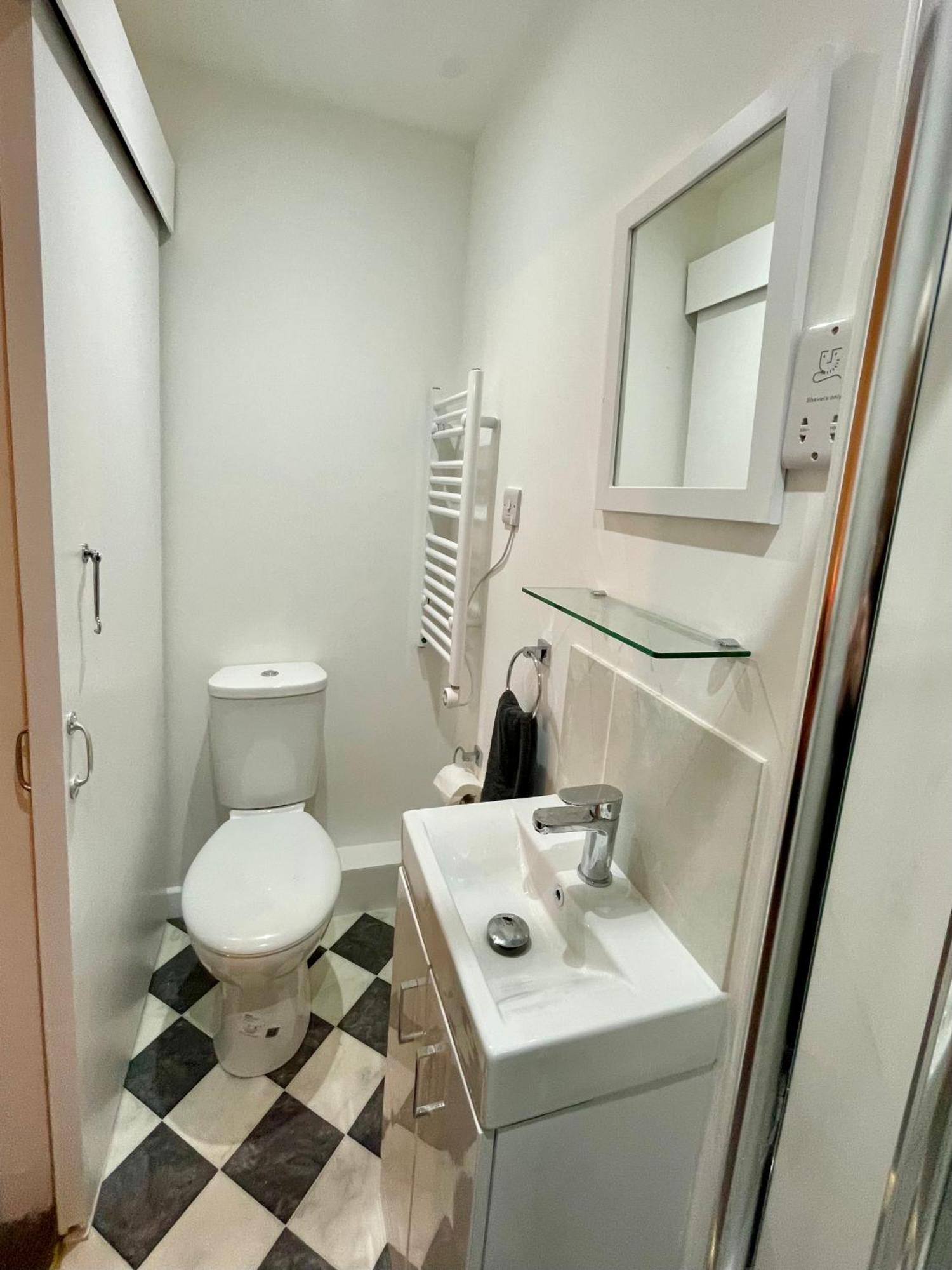 Vernon Place Town Centre, Vernon Cottage 3-Bed With Parking, 1A Vernon Court 2-Bed With Parking, 1B Studio No Parking, Off The High Street Next To Sandford Park Cheltenham Exterior photo