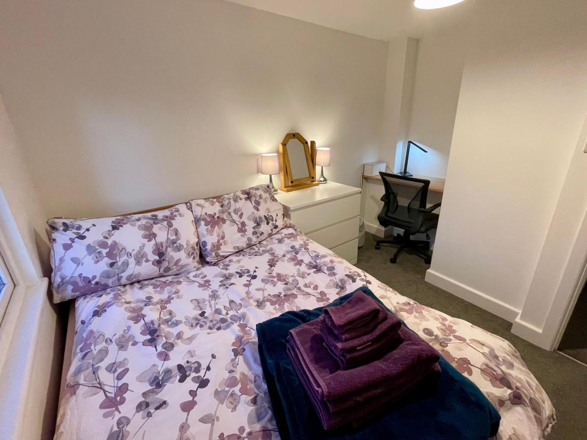 Vernon Place Town Centre, Vernon Cottage 3-Bed With Parking, 1A Vernon Court 2-Bed With Parking, 1B Studio No Parking, Off The High Street Next To Sandford Park Cheltenham Exterior photo