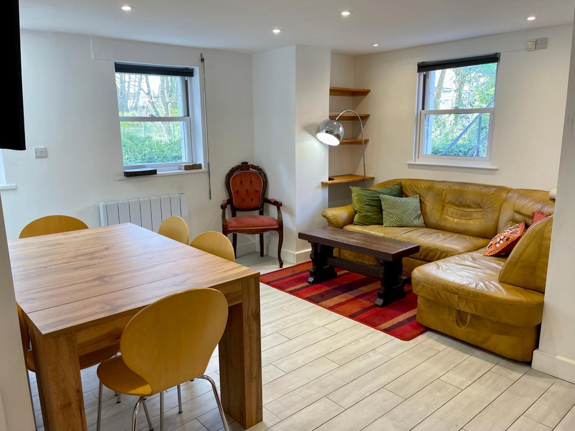 Vernon Place Town Centre, Vernon Cottage 3-Bed With Parking, 1A Vernon Court 2-Bed With Parking, 1B Studio No Parking, Off The High Street Next To Sandford Park Cheltenham Exterior photo
